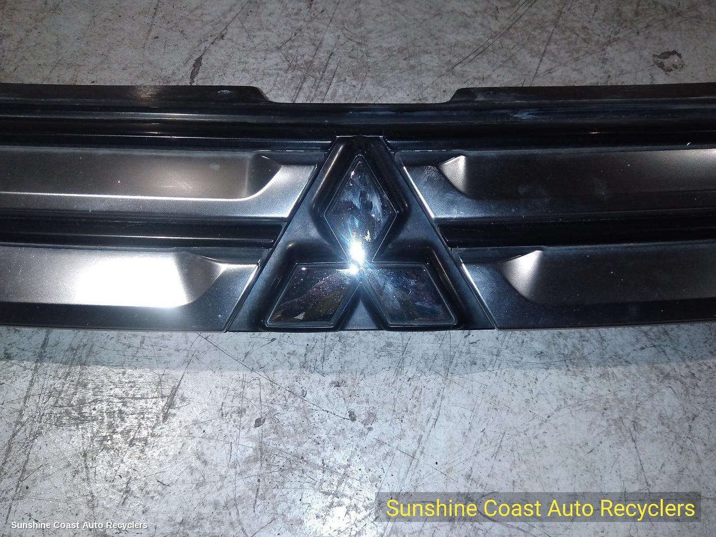 2014 Mitsubishi Outlander Grille