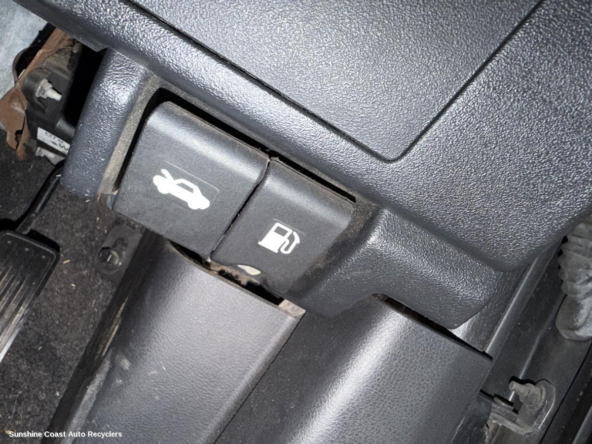 2007-2014 Nissan Dualis Bonnet Release