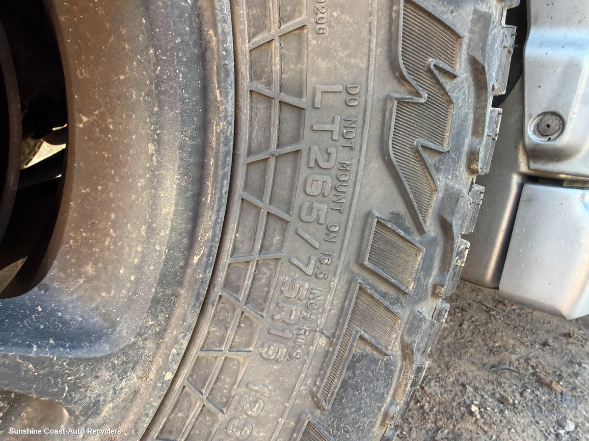 2002-2006 Mitsubishi Pajero Tyre