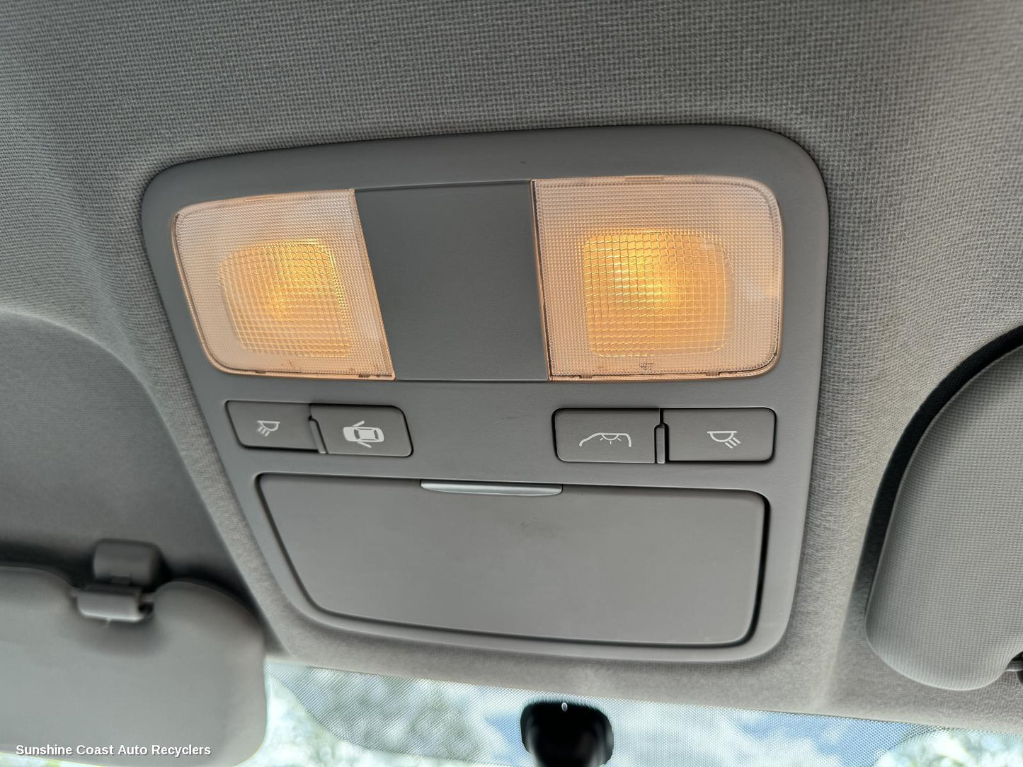 2010 Hyundai Iload/imax Courtesy Light