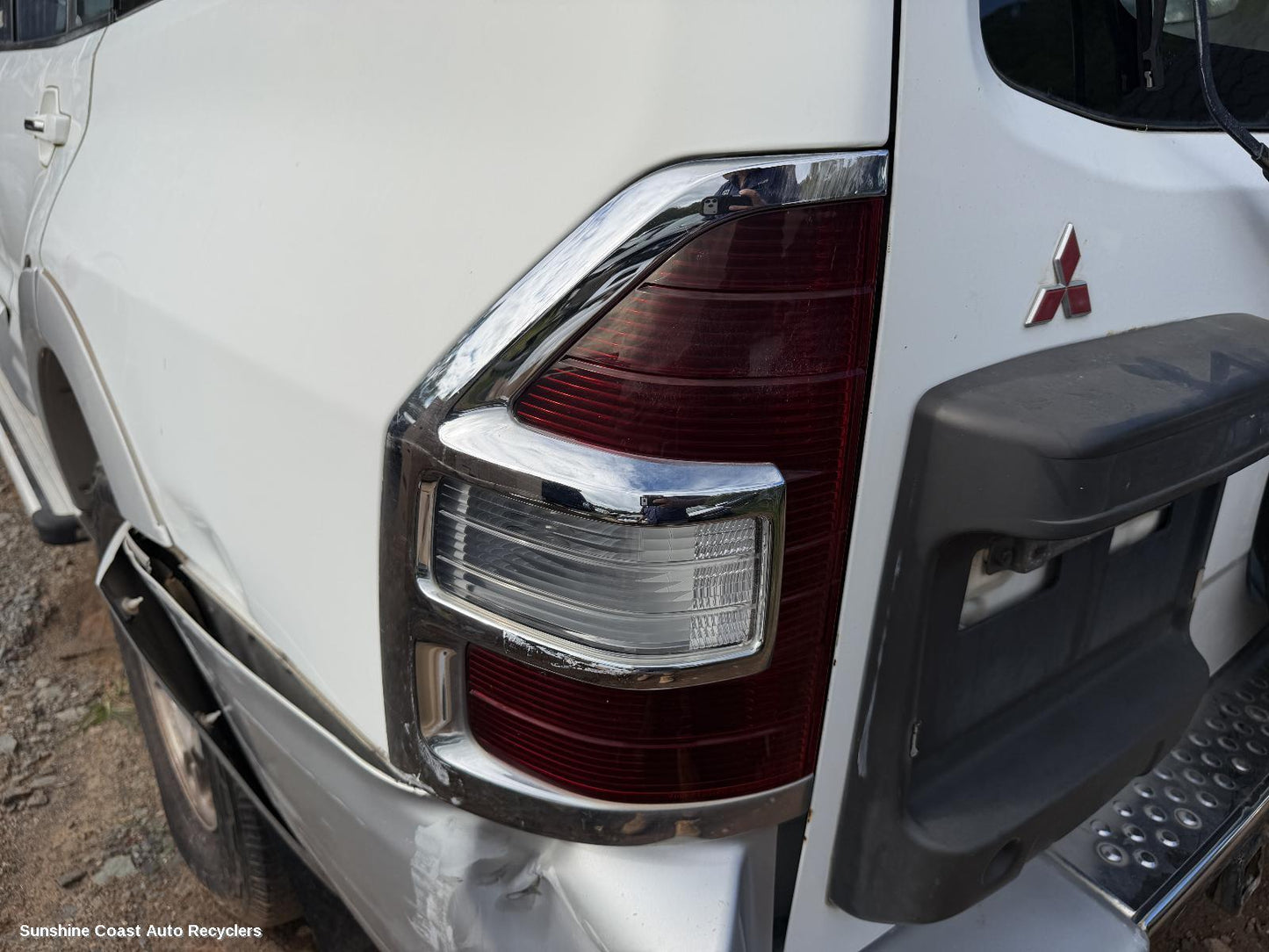 2000-2002 Mitsubishi Pajero Left Taillight