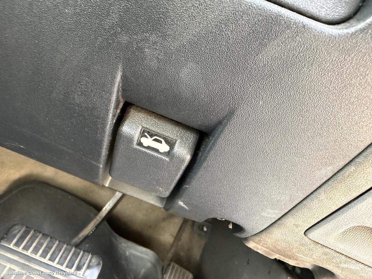 2000-2002 Mitsubishi Pajero Bonnet Release