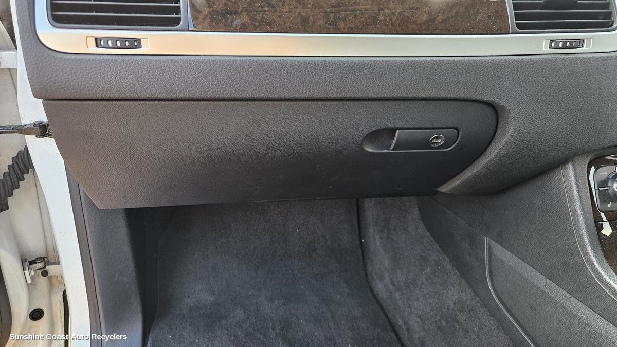 2010-2018 Volkswagen Touareg Glove Box