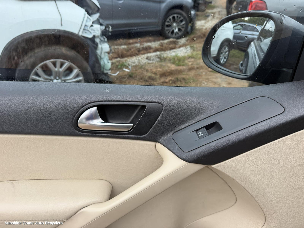 2008-2011 Volkswagen Tiguan Door Handle
