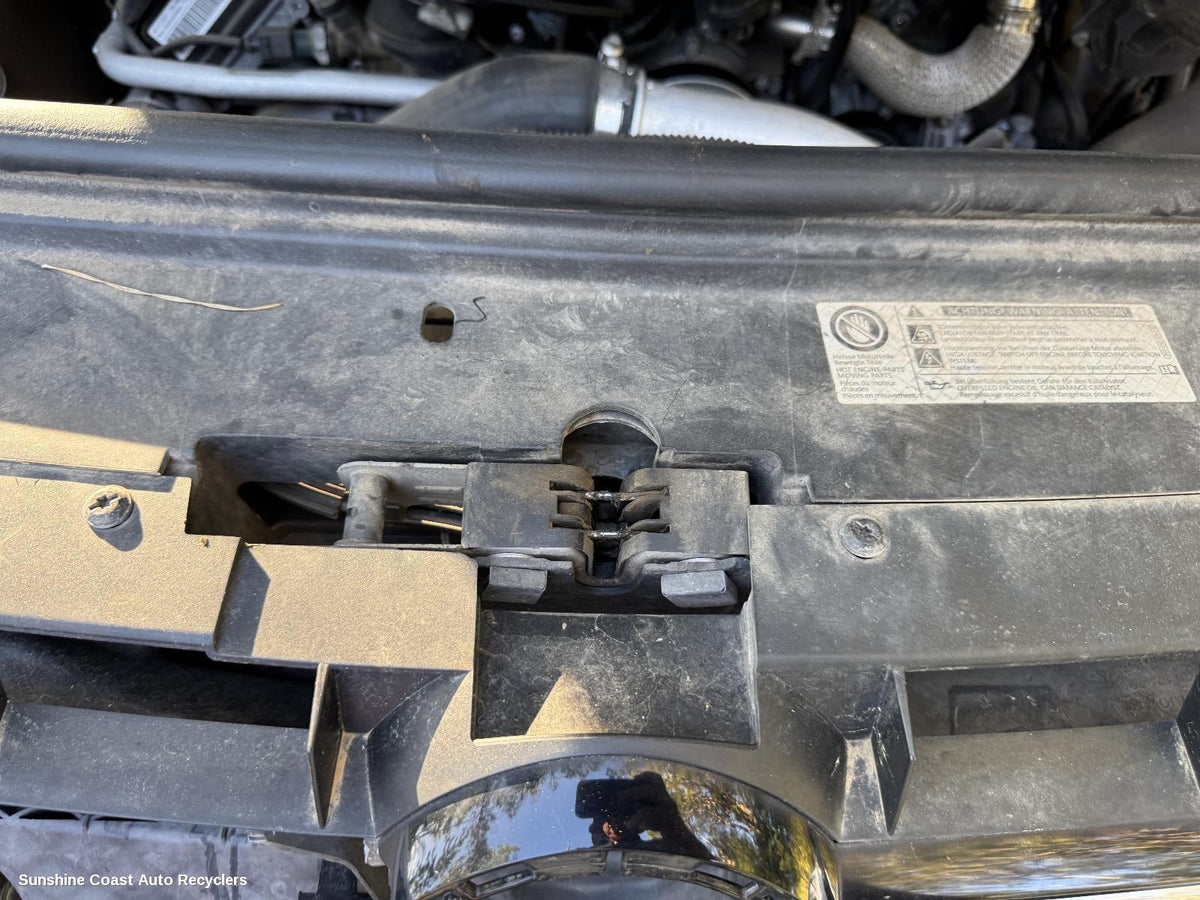 2010-2018 Volkswagen Touareg Bonnet Lock Support