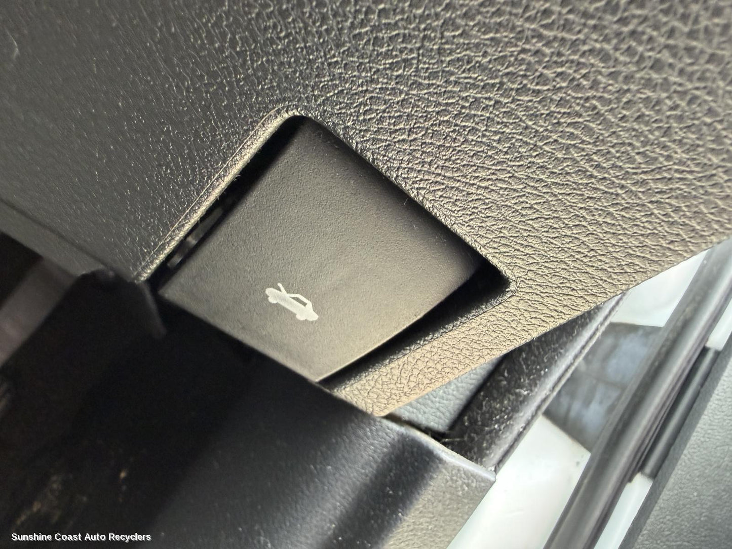 2012 Chrysler 300c Bonnet Release