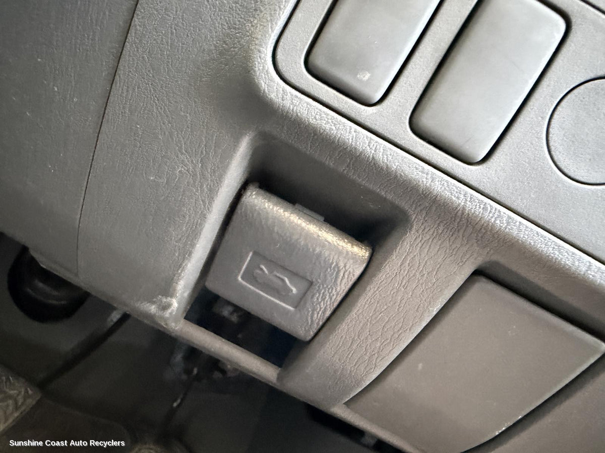 2011-2015 Toyota Hilux Bonnet Release