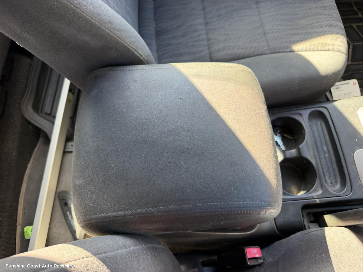 2000-2006 Mitsubishi Pajero Console