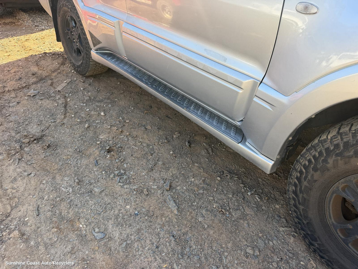 2002-2006 Mitsubishi Pajero Side Step Skirt