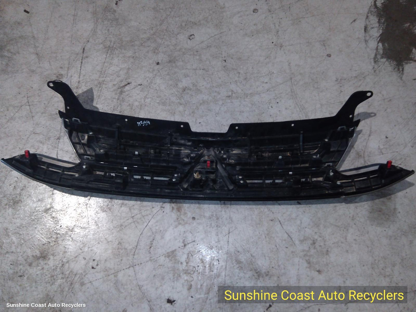 2016 Mitsubishi Outlander Grille
