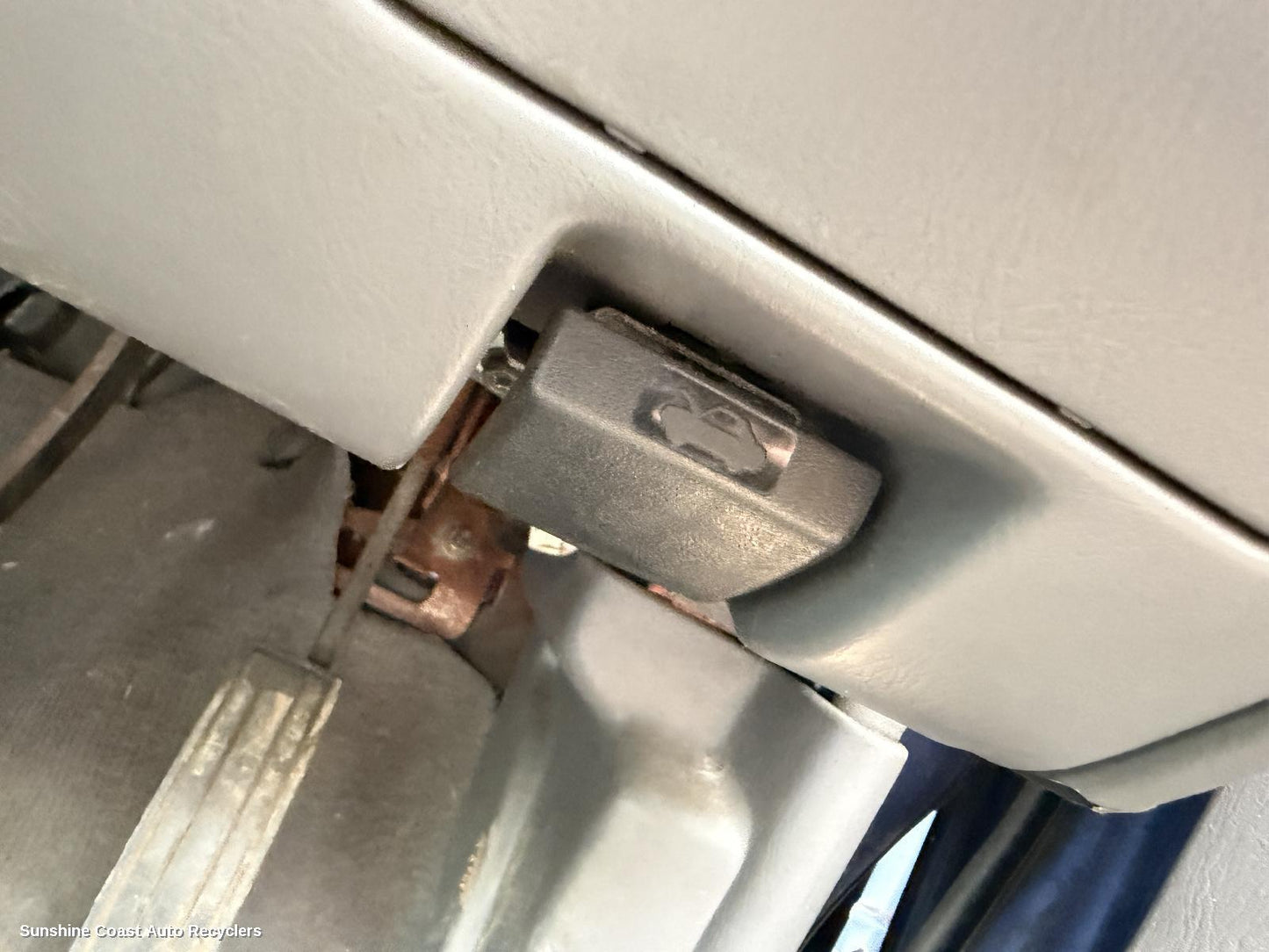 2001 Nissan Navara Bonnet Release