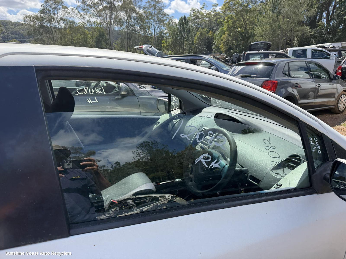 2005-2011 Toyota Yaris Right Front Door Window