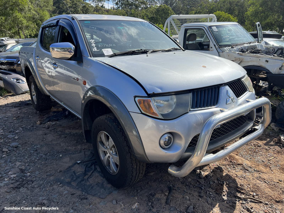 2006-2015 Mitsubishi Triton Pwr Dr Wind Switch