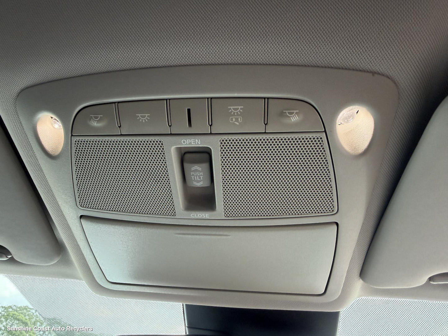 2019 Nissan Xtrail Courtesy Light