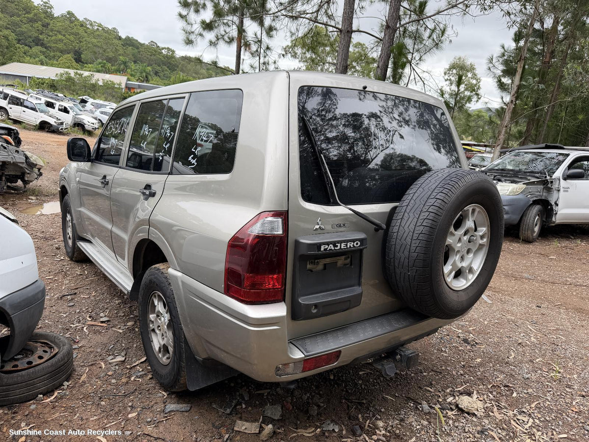 2002-2006 Mitsubishi Pajero Right Taillight