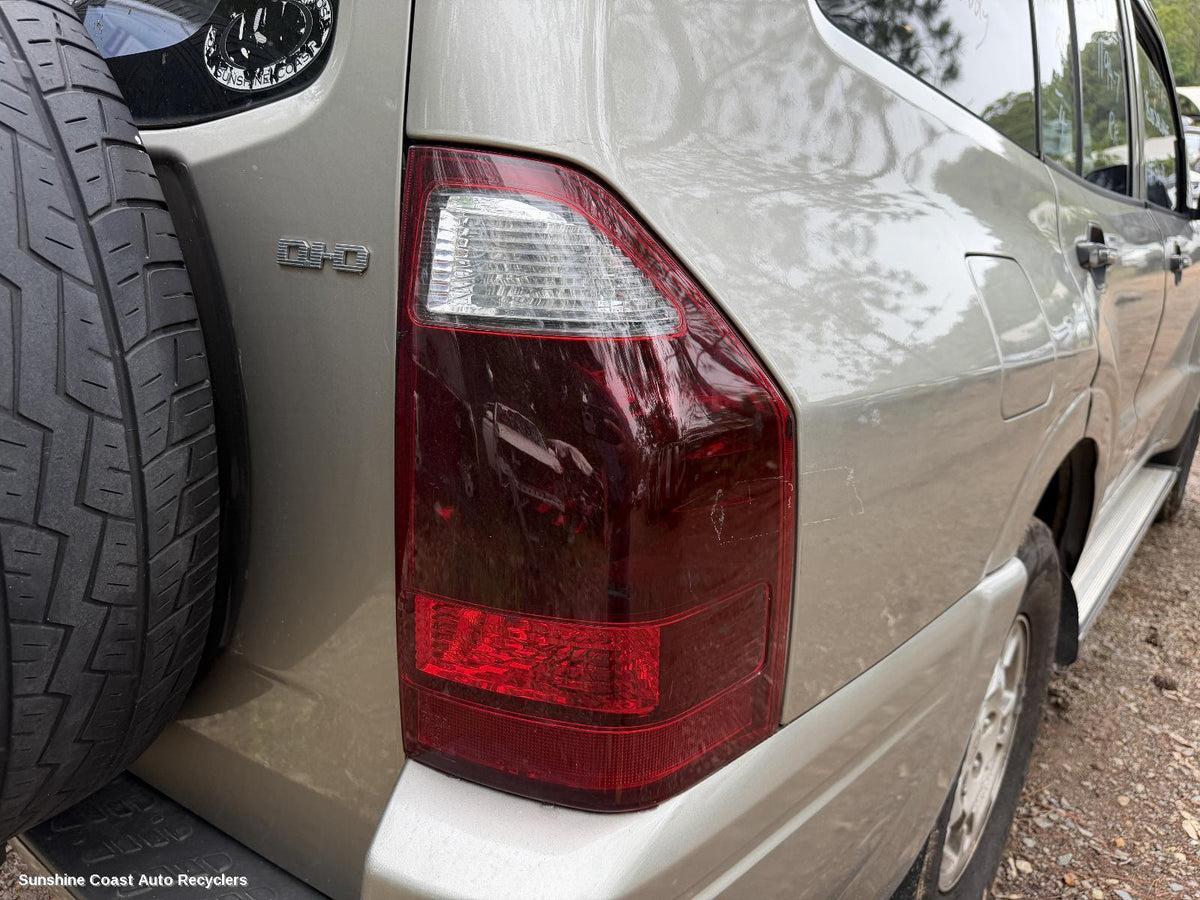 2002-2006 Mitsubishi Pajero Right Taillight