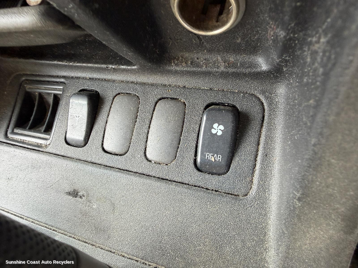 2000-2002 Mitsubishi Pajero Misc Switch Relay