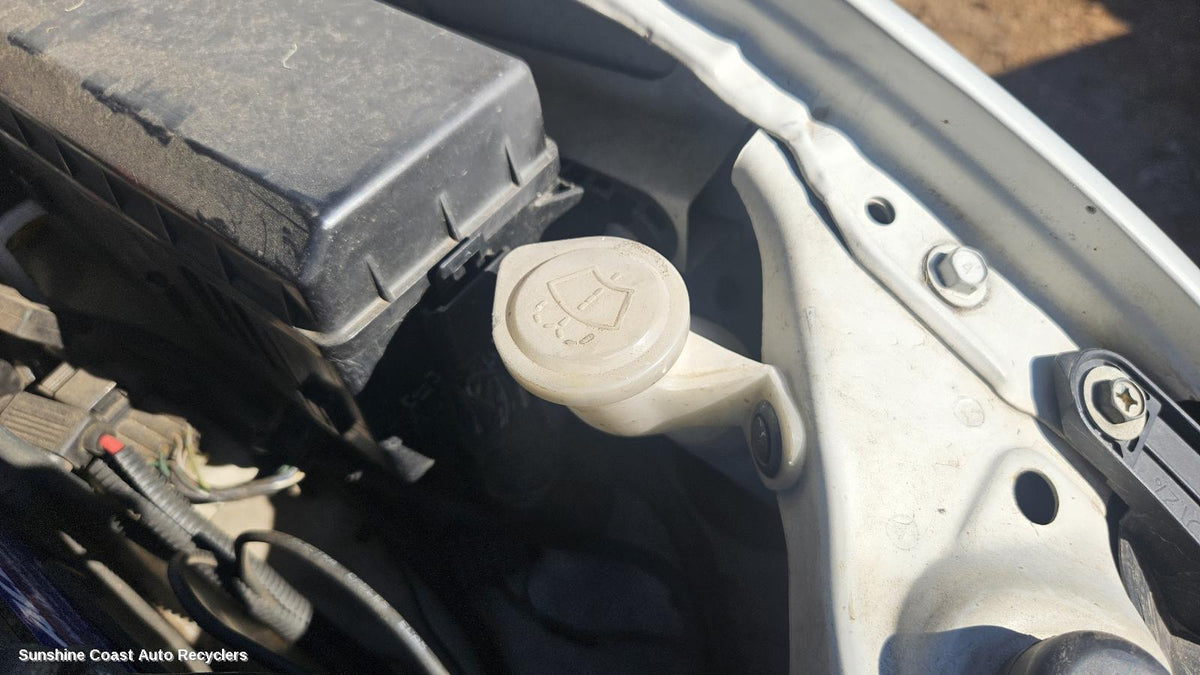 2006-2015 Mitsubishi Triton Washer Bottle
