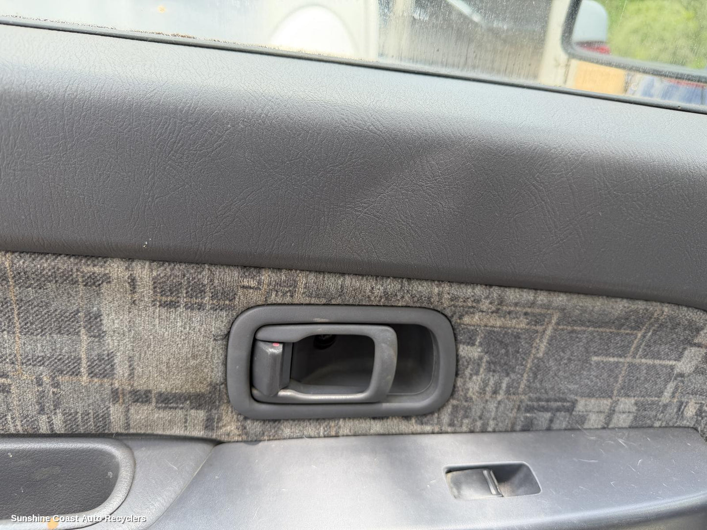 2001 Nissan Navara Door Handle