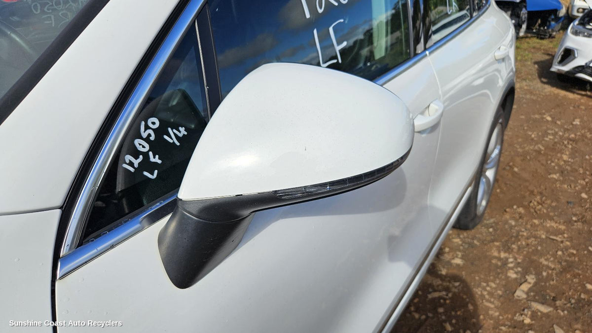 2010-2014 Volkswagen Touareg Left Door Mirror
