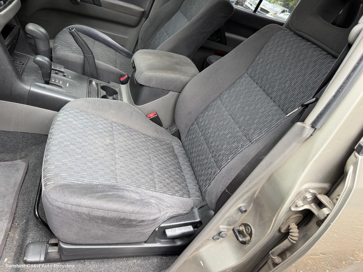 2000-2006 Mitsubishi Pajero Front Seat