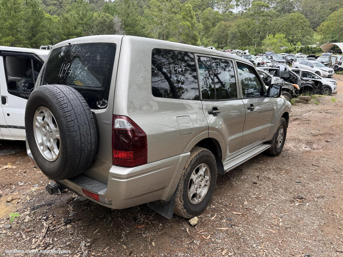 2002-2006 Mitsubishi Pajero Right Taillight