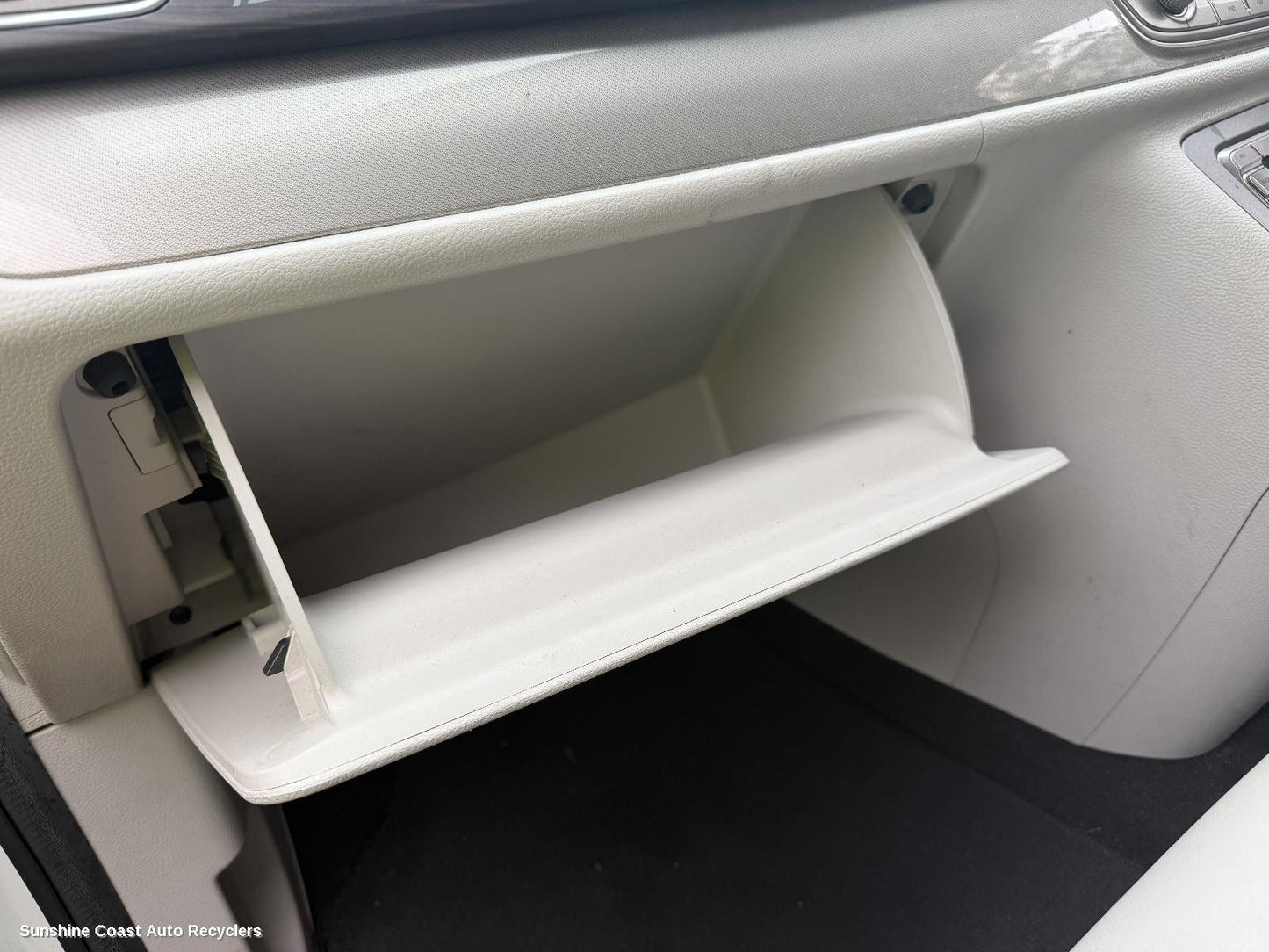 2015-2025 Ldv G10 Glove Box