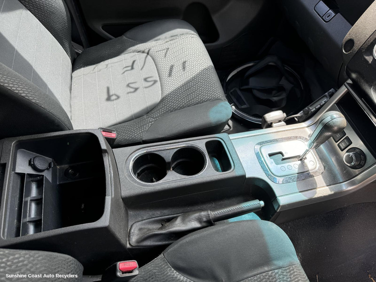 2011 Nissan Navara Console