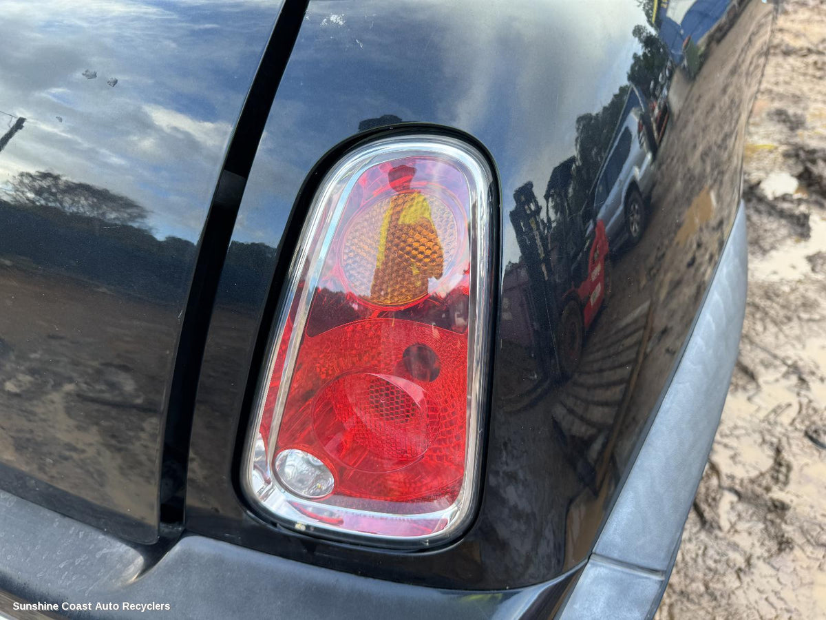 2004-2006 Mini Cooper Right Taillight