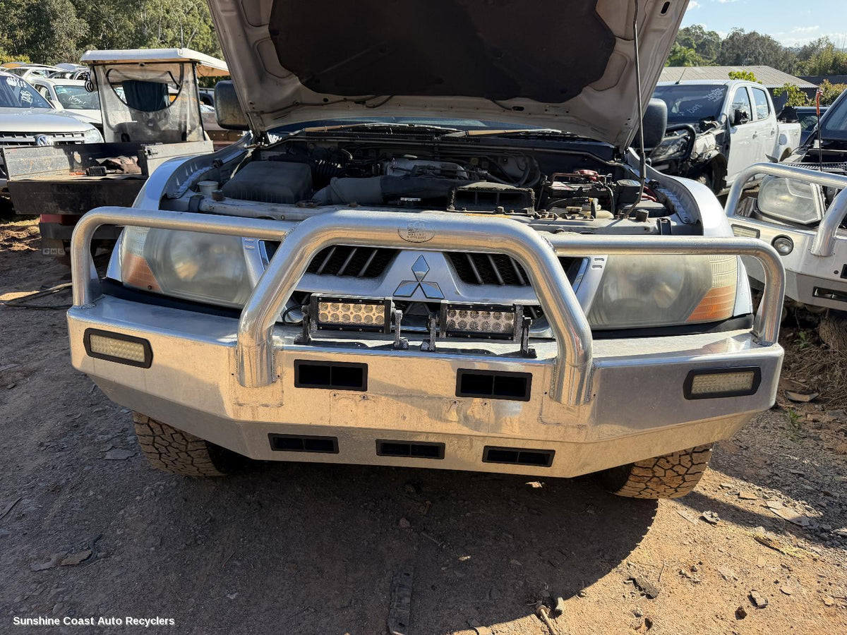 2002-2006 Mitsubishi Pajero Grille