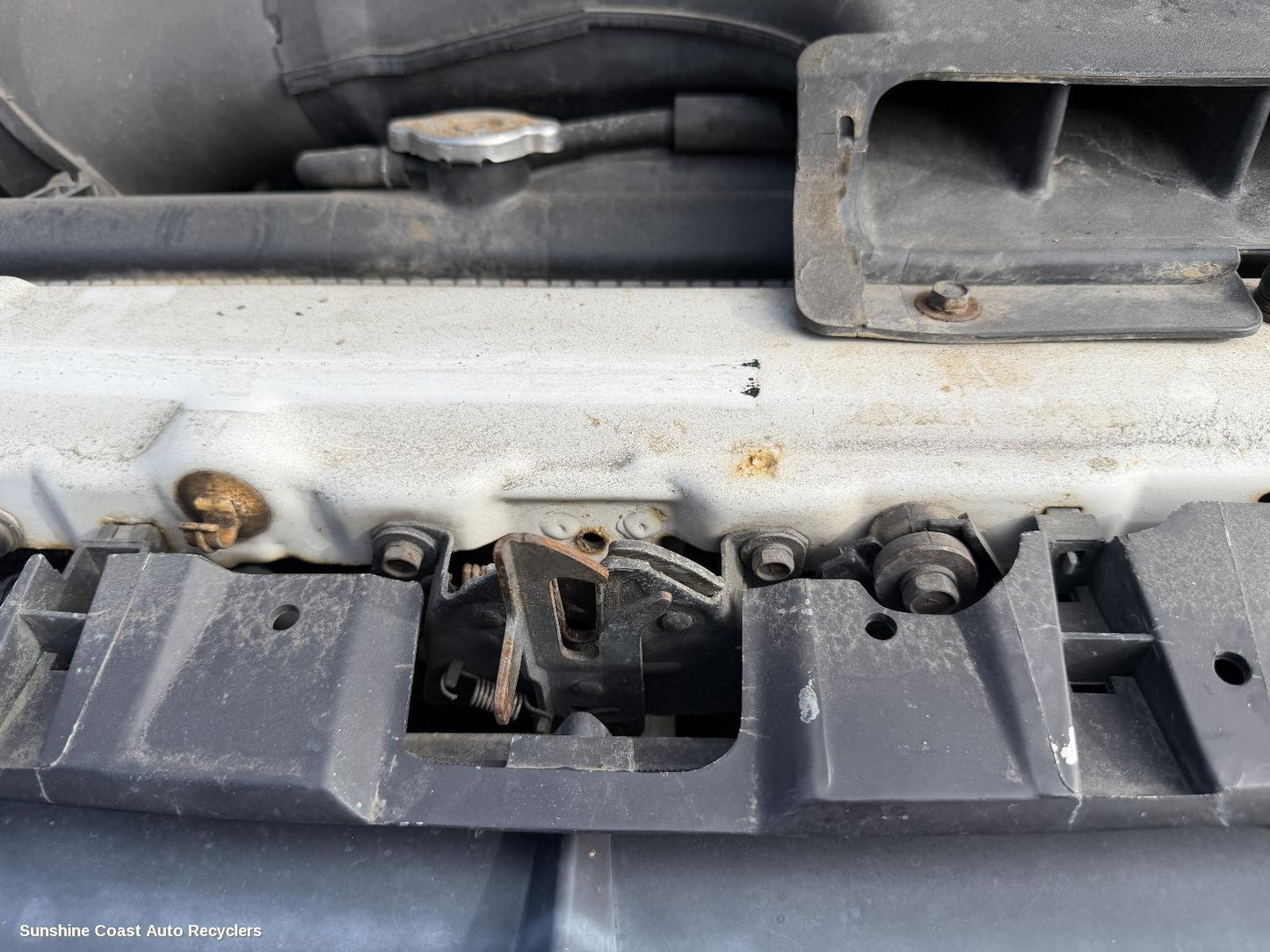 2000-2002 Mitsubishi Pajero Bonnet Lock Support