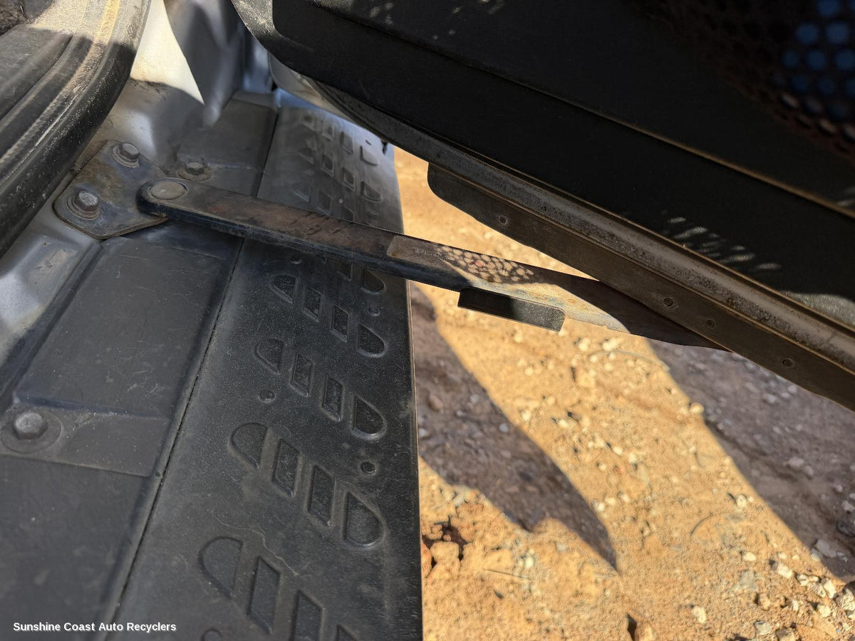 2002-2006 Mitsubishi Pajero Hatch Strut