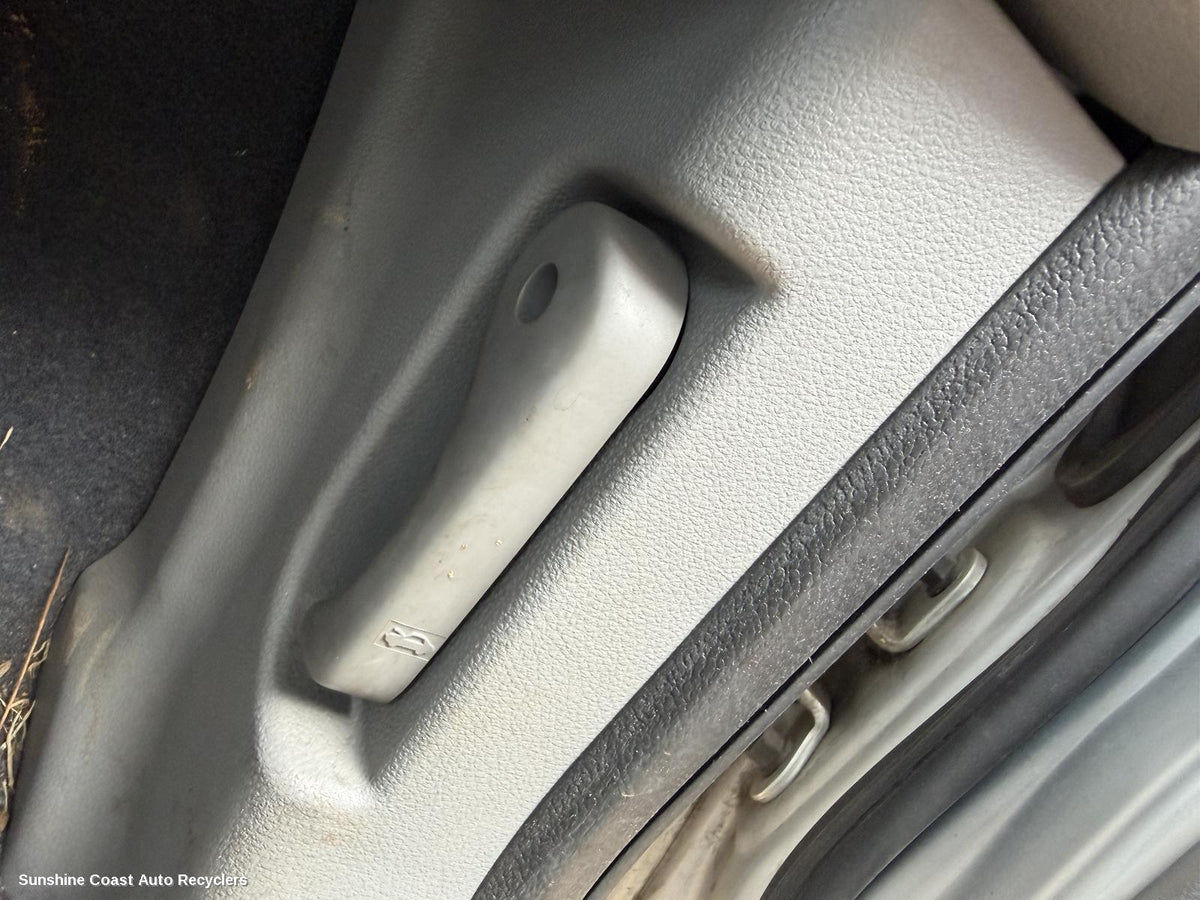 2006-2014 Kia Carnival/grand Carnival Bonnet Release