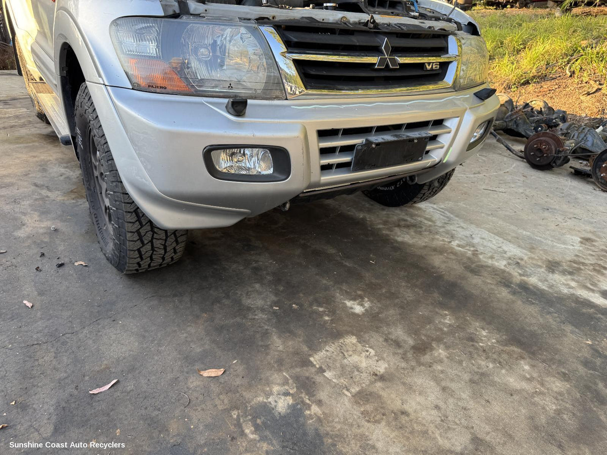 2000-2002 Mitsubishi Pajero Right Headlamp