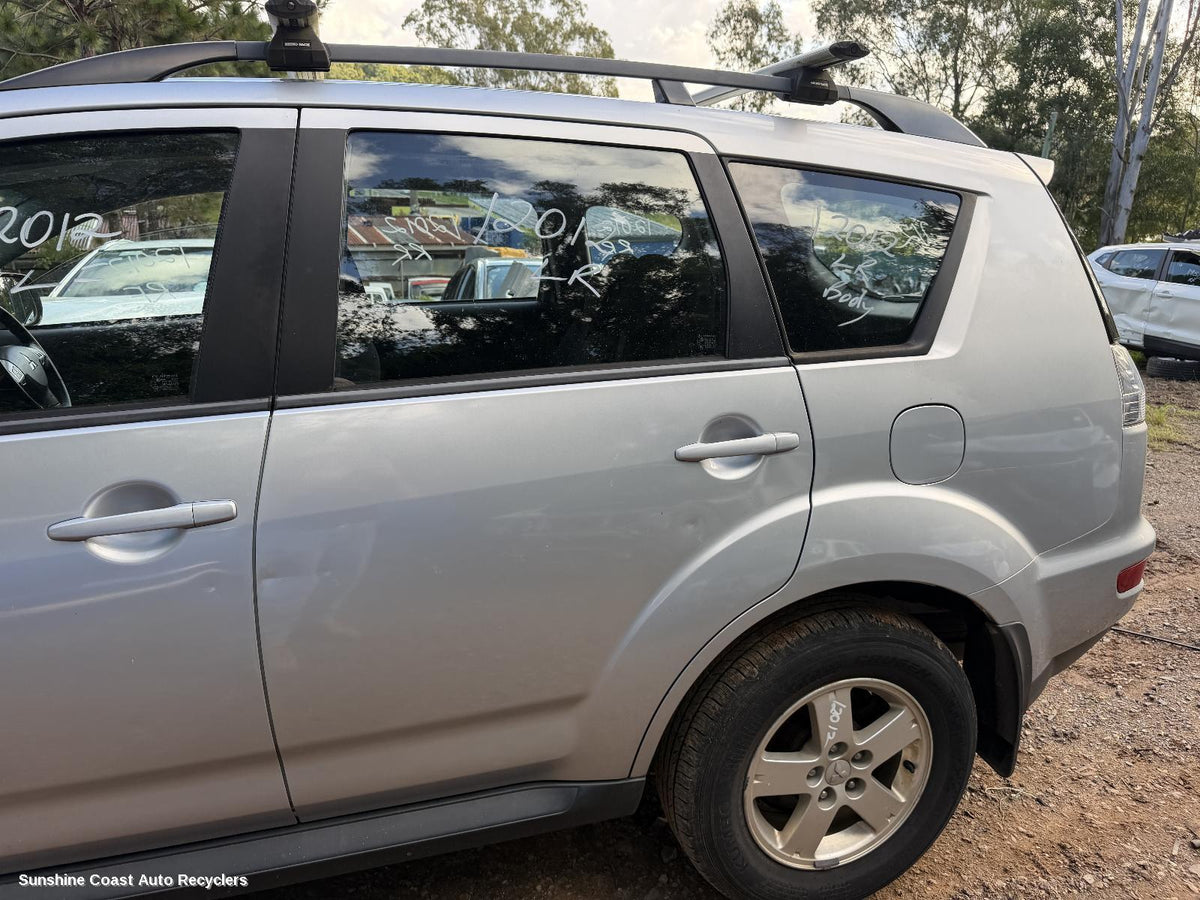 2009-2012 Mitsubishi Outlander Left Rear Door Sliding