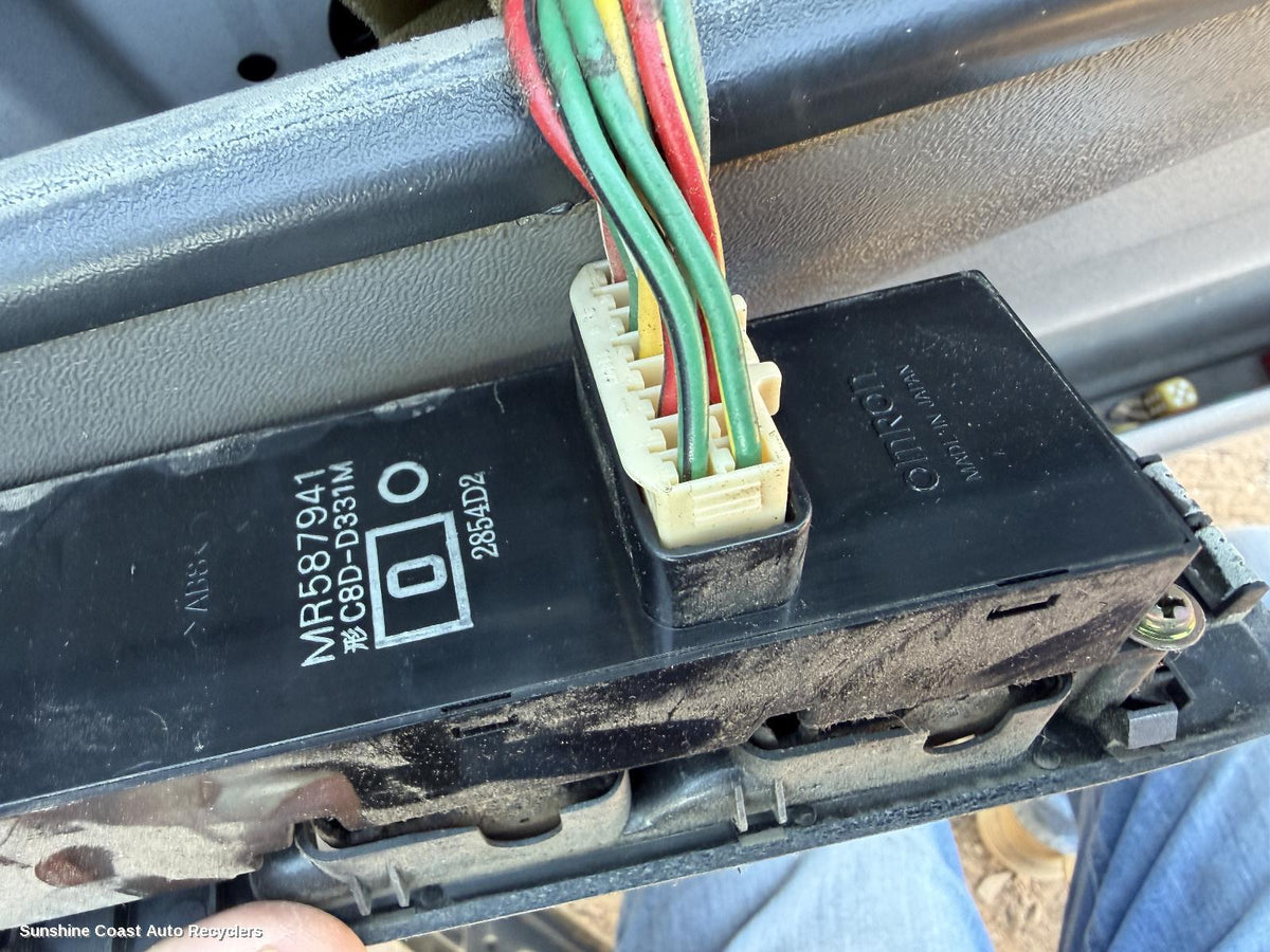 2000-2006 Mitsubishi Pajero Pwr Dr Wind Switch