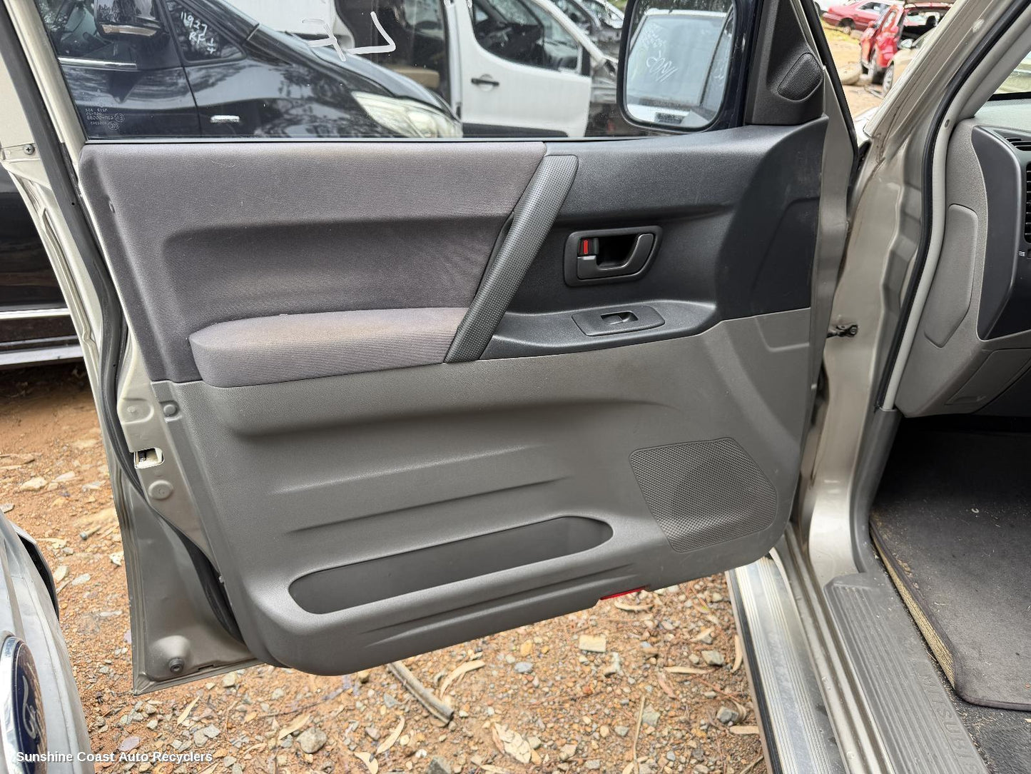 2002-2006 Mitsubishi Pajero Door Handle