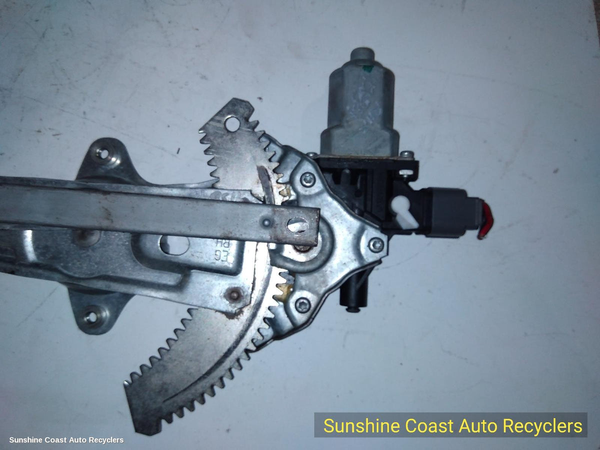 2015-2018 Mitsubishi Outlander Right Front Window Reg Motor