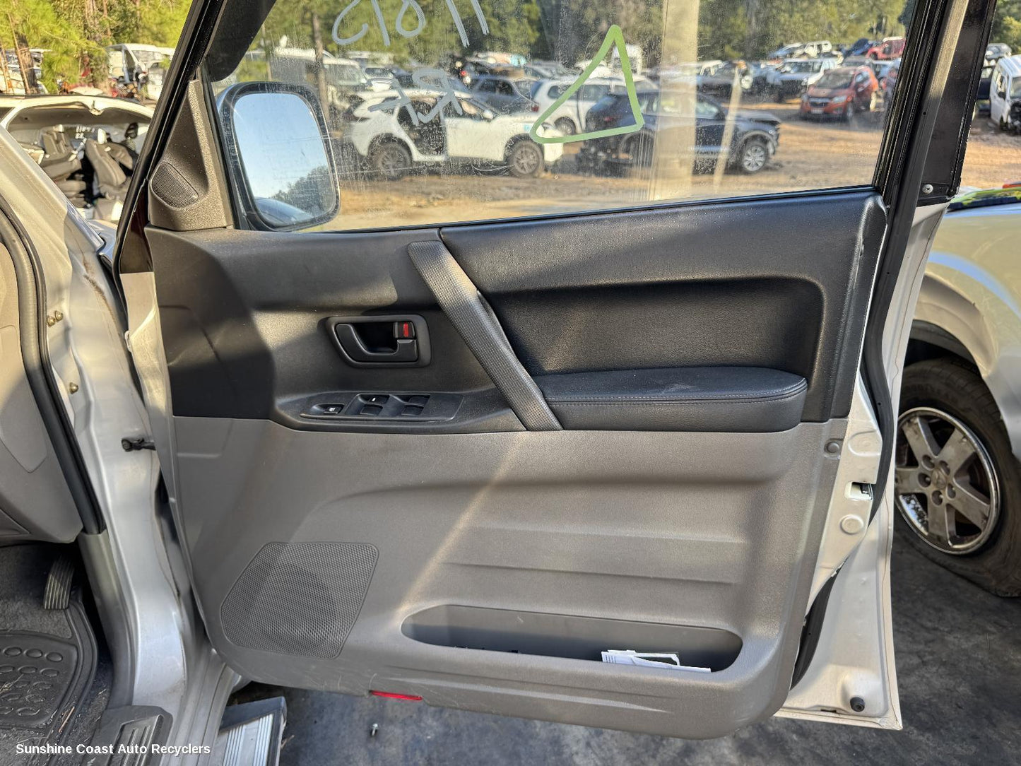 2000-2002 Mitsubishi Pajero Door Handle