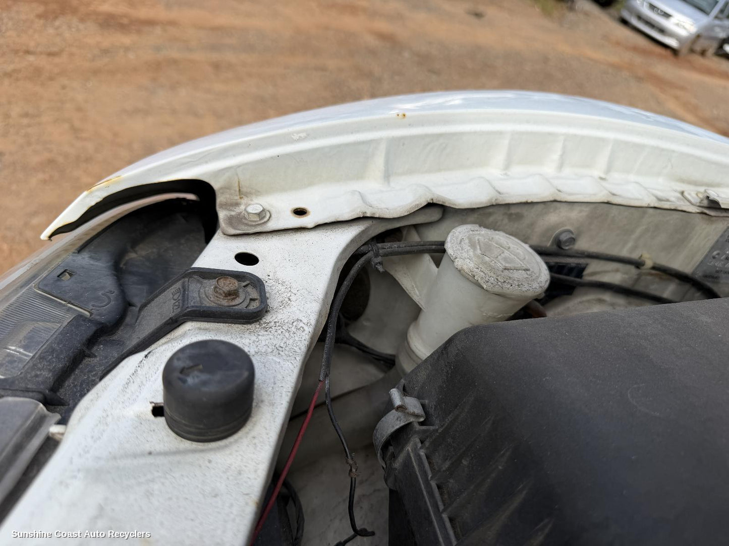2000-2002 Mitsubishi Pajero Washer Bottle
