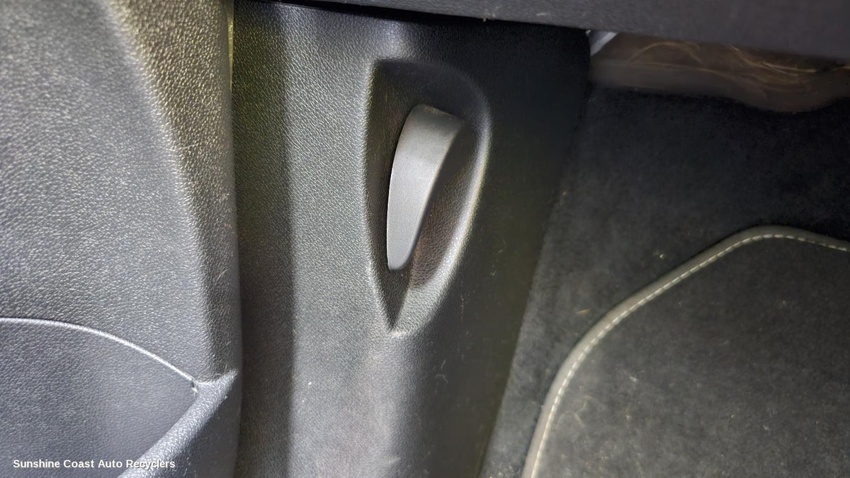 2010-2016 Renault Megane Bonnet Release