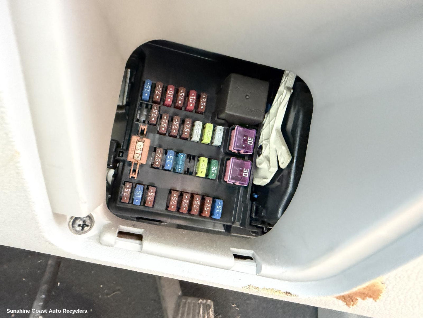 2010-2014 Kia Carnival/grand Carnival Fuse Box