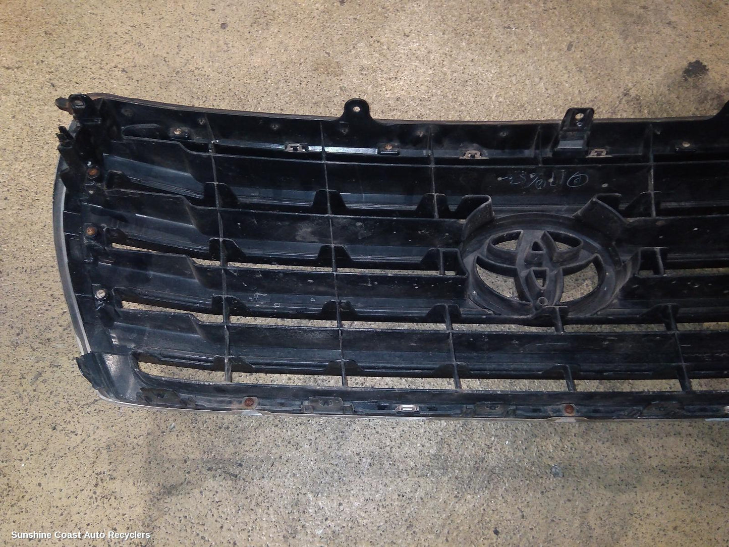 2012-2015 Toyota Landcruiser Grille