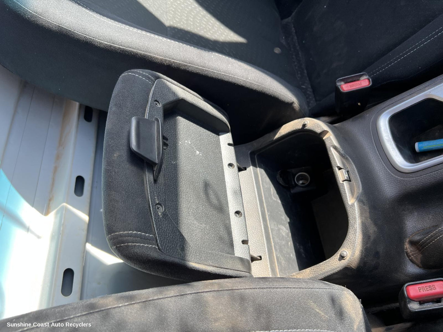 2020 Nissan Navara Console