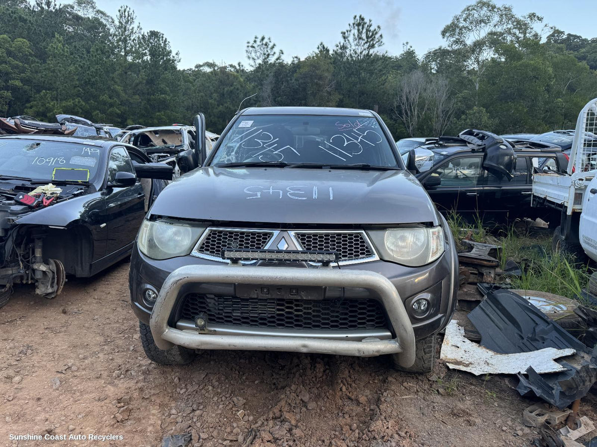 2009-2015 Mitsubishi Triton Console