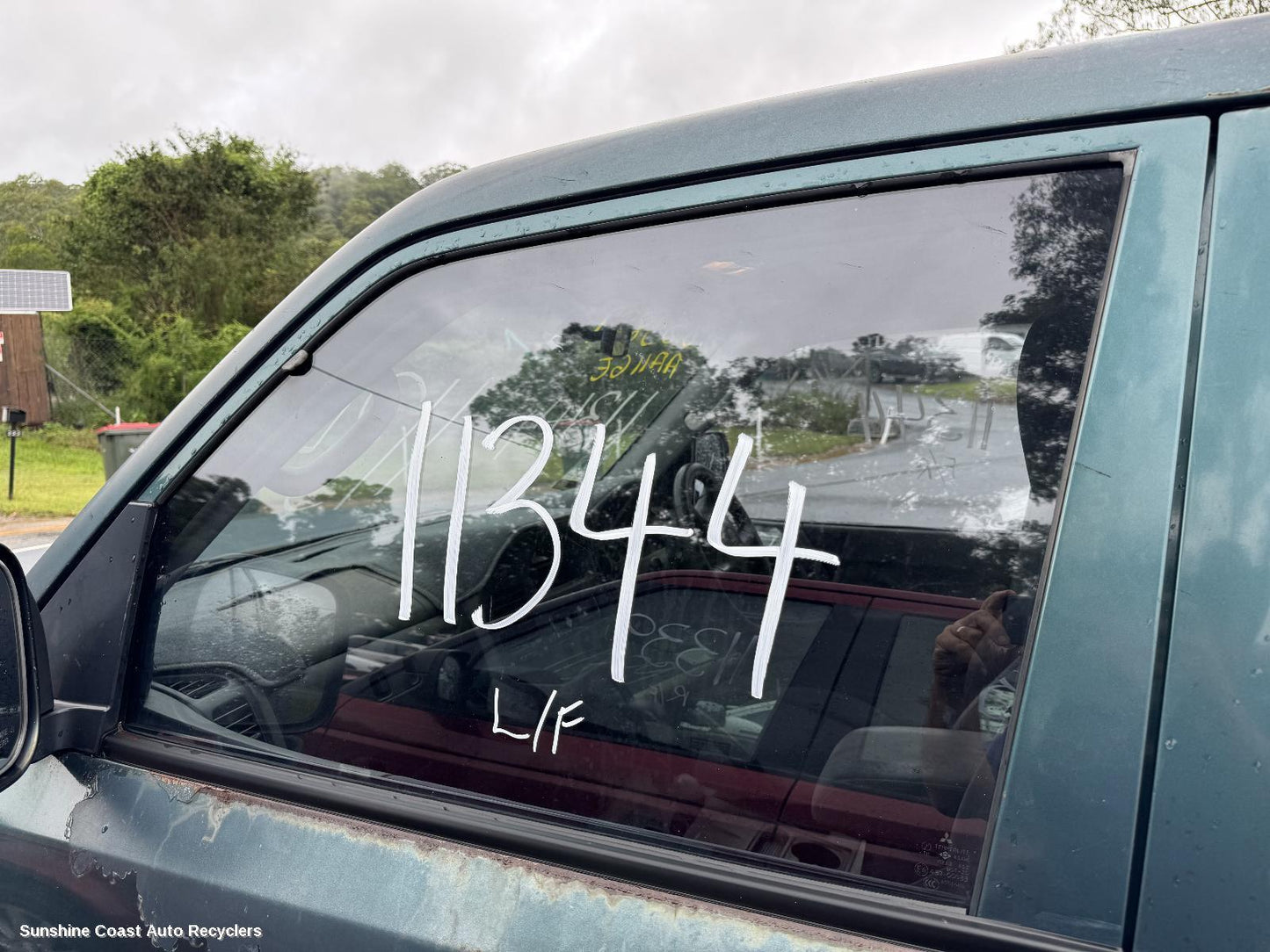 2004 Mitsubishi Pajero Left Front Door Window