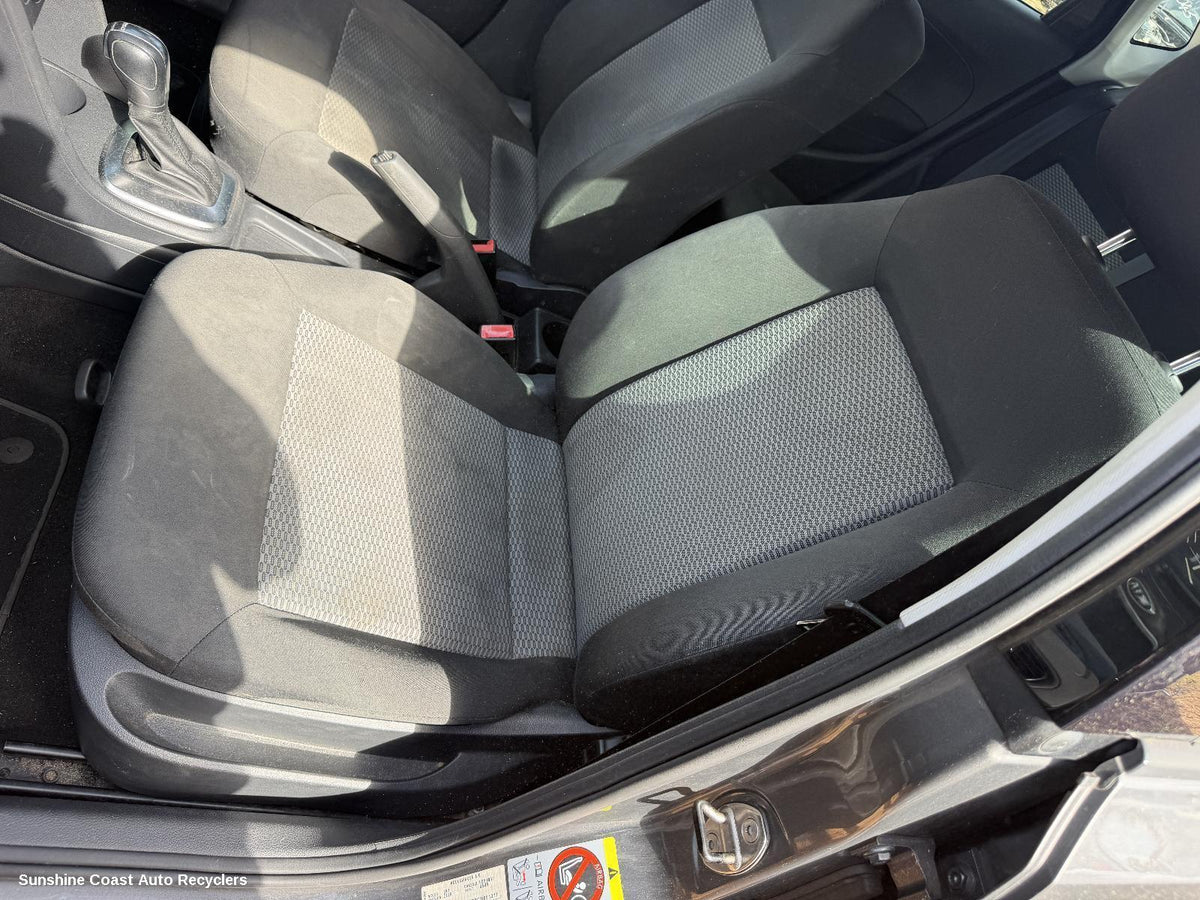 2010-2014 Volkswagen Polo Front Seat