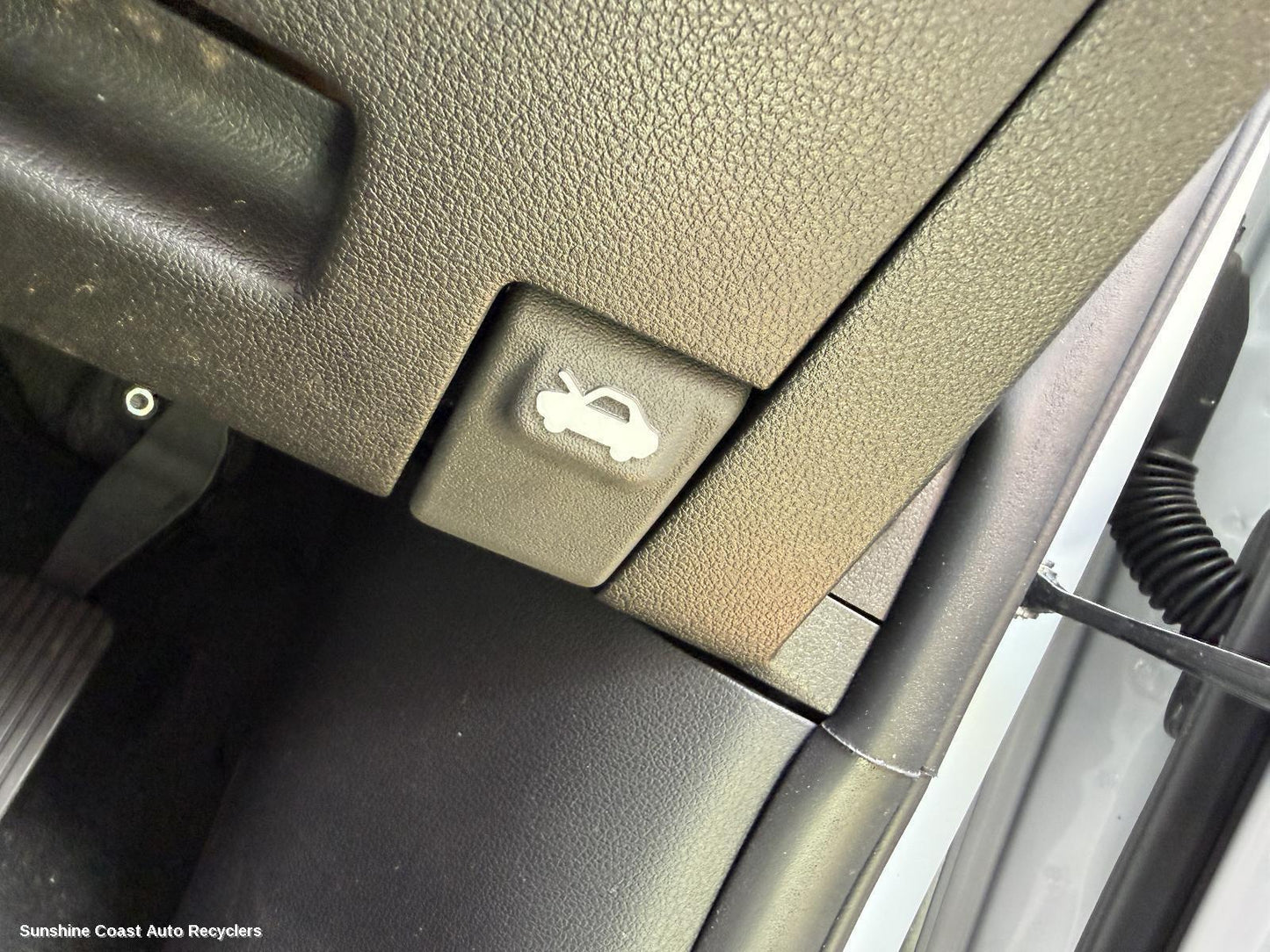 2019-2026 Hyundai Venue Bonnet Release