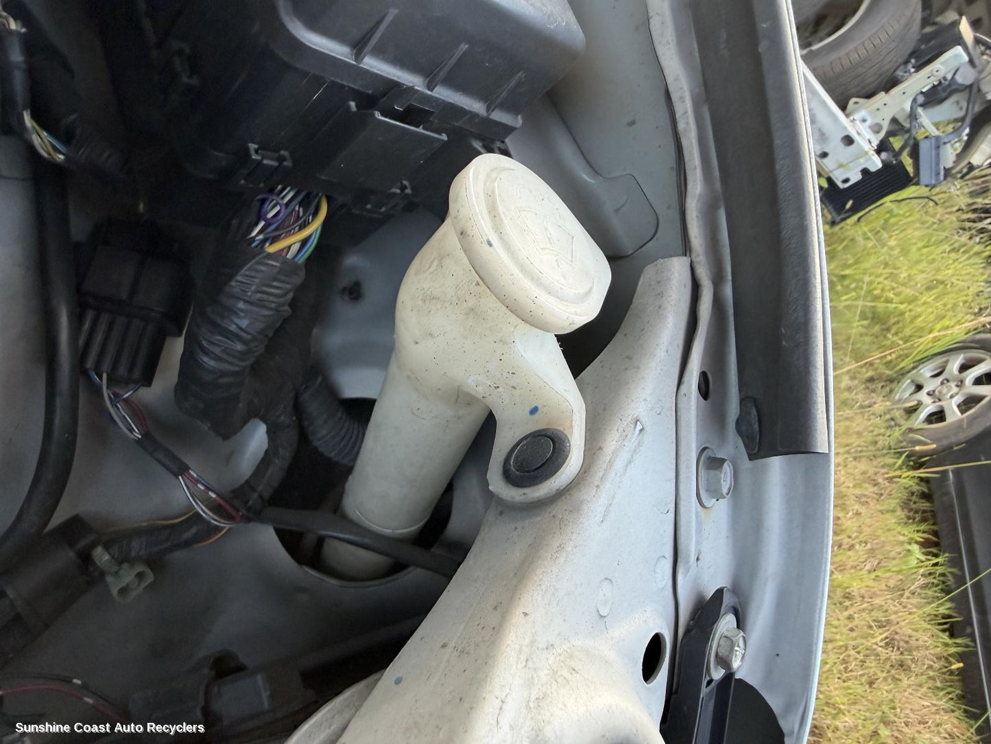 2009-2015 Mitsubishi Challenger Washer Bottle