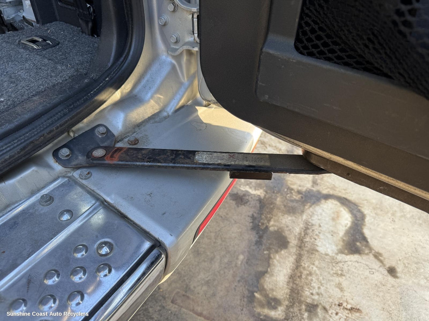 2002 Mitsubishi Pajero Hatch Strut